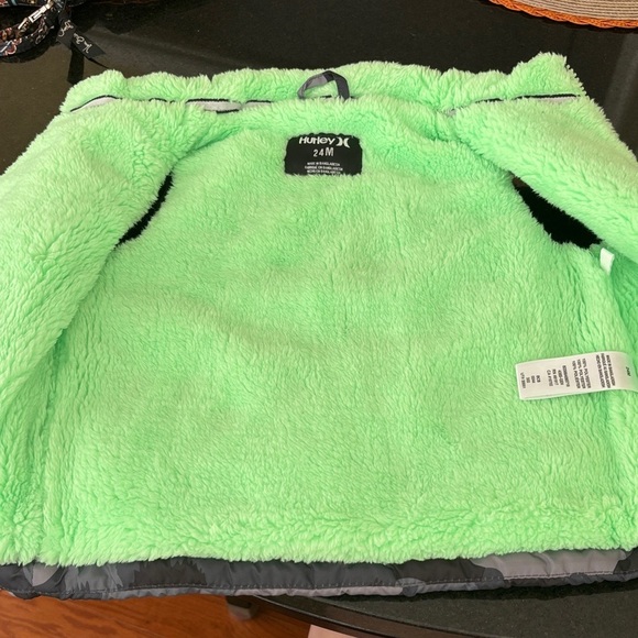 Hurley Camouflage Puffer Vest with Green Accents Size 24 months - Picture 5 of 10